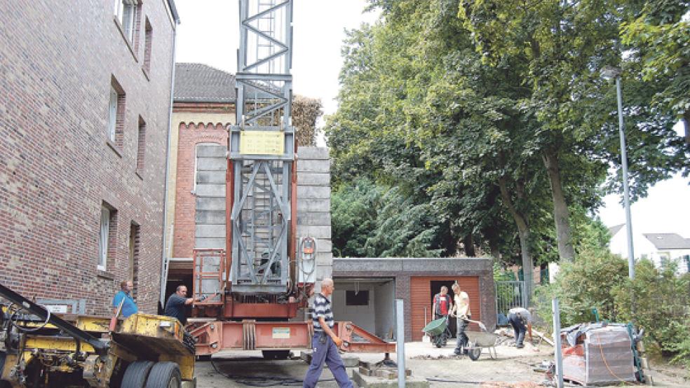 Der Carport hinter dem Rathaus wurde gestern als erstes abgerissen, außerdem steht der Baukran. © Foto: Hoegen