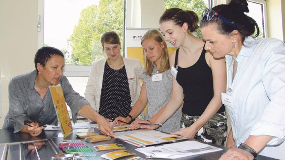 Nehmen Lebensmittel an der Oberschule in Bunde genau unter die Lupe (von links): Petra Kristandt und Anneke von Reeken (beide Verbraucherzentrale), die Schülerinnen Lena Wenninga und Sarah Müller sowie Gitta Connemann (CDU-Bundestagsabgeordnete).  © Foto: Boelmann