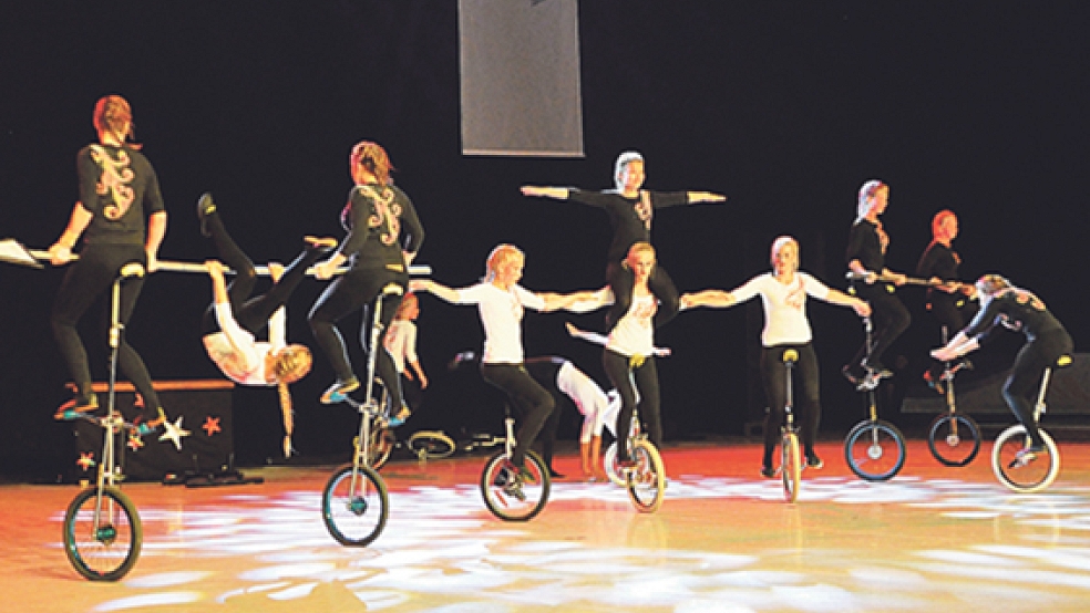Mit ihrer Choreografie begeisterte die Bunder Showgruppe »Akeitu« das Publikum in Oldenburg. © Foto: Carsten Fietz