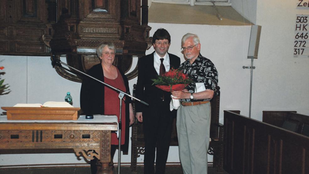 Blumen für den Festredner und Mitbegründer des Förderkreises, Siegmund Meier. Mit auf dem Foto Francien Janse-Balzer und Winfried Dahlke, Leiter des Organeums. © Foto: Kuper