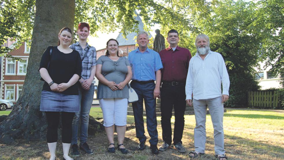 im Rathausgarten: Bürgermeister Ludwig Sonnenberg (Mitte) mit der Gruppe »Nachtaktiv«: Von links Heike Galle, Johanna Festers, Mandy Grijze, Ingo Meyer und German Fass. © Foto: Hoegen