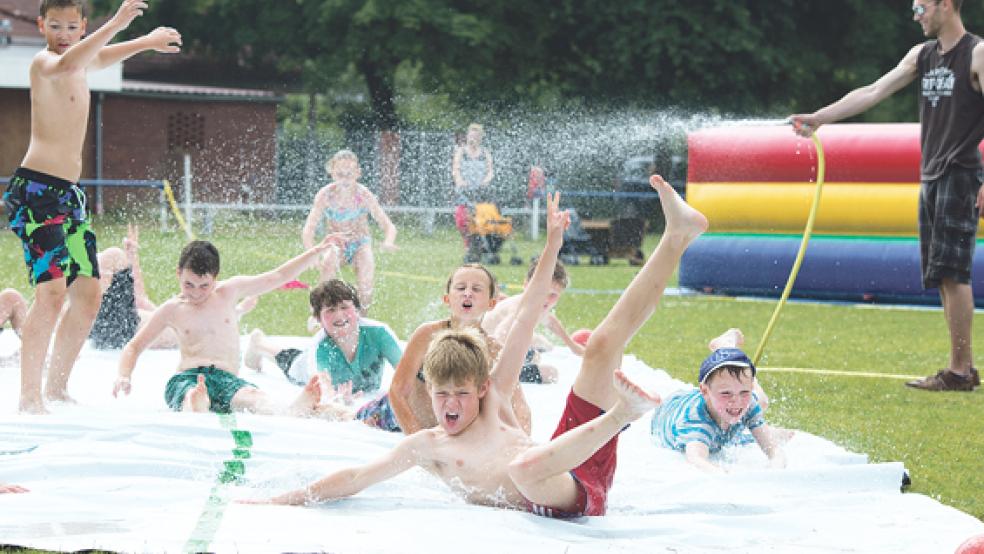 Die Attraktion schlechthin beim Tag der Jugend war die Rutschplane. Die Kids genossen die Abkühlung sichtlich. © Fotos: Mentrup