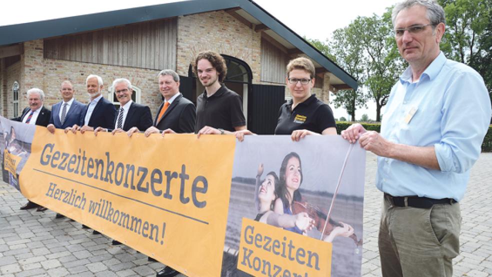 Förderer und »Festivalmacher« vor dem Friesengestüt »Der Polderhof« in Bunderhee: (von links) Landschaftspräsident Rico Mecklenburg, Holger Franz (Vorstandsvorsitzender der OVB), Helmuth-Aiso Brümmer (ENOVA), Harald Lesch (Arbeitsgemeinschaft der Volksbanken und Raiffeisenbanken in Weser-Ems), Lothar Janssen (Volksbanken und Raiffeisenbanken in Ostfriesland), Jan Michael Meyer-Lamp (Junges Philharmonisches Orchester Niedersachsen), Wibke Heß und Dirk Lübben (Festivalteam der Ostfriesischen Landschaft). © Foto: Hanken