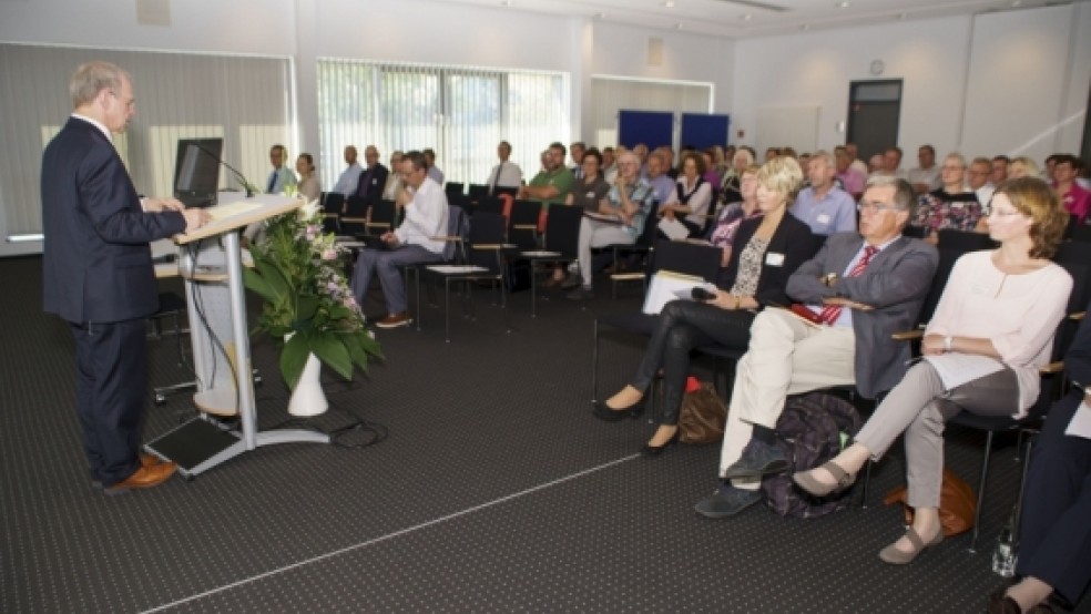 Landrat Bernhard Bramlage (links) bei der Eröffnung der Gesundheitskonferenz. © Foto: Landkreis Leer