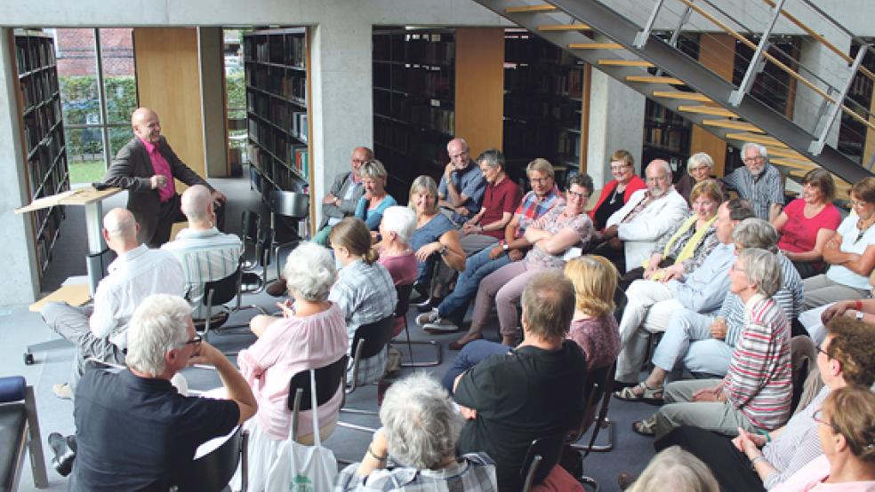 Im Anschluss an die Lesung kam es noch einen regen Gedankenaustausch zwischen dem Autor Georg Klein und dem Publikum in der Landschaftsbibliothek. © Fotos: Jürgens