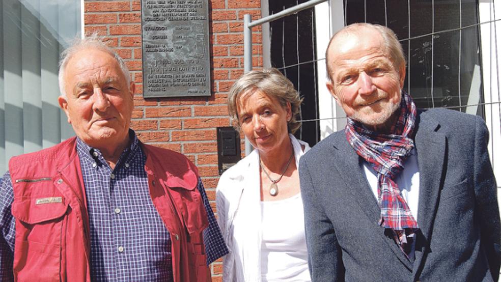 An der Westerstraße 32 lebte der jüdische Prediger Salley Bolley. Auf dem Bild Kurt Bock, Birgit Rutenberg und Fritz Wessels von der Synagogen-Gedenktafel. © Foto: Hoegen