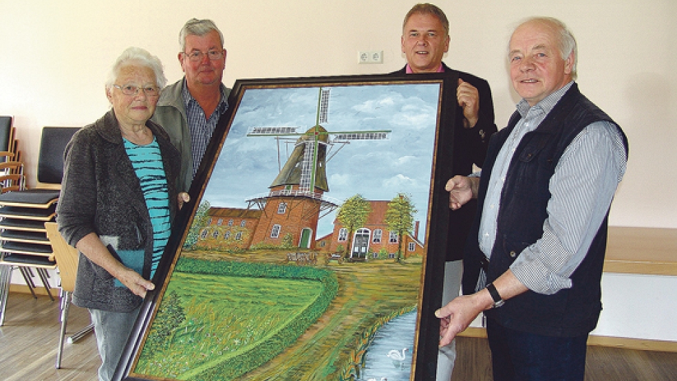 Freuen sich über das neue Bild im Dorftreff in Wymeer (von links): Johanne Aeishen, Monne de Vries, Gerald Sap und Claas Steenblock.  © Foto: Boelmann