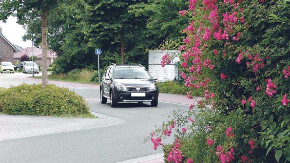 Brenzlige Situationen gibt es immer wieder im engen und unübersichtlichen Kurvenbereich vor der Kindertagesstätte Jona an der Straße »Auf der Gaste« in Weener. © Foto: Boelmann