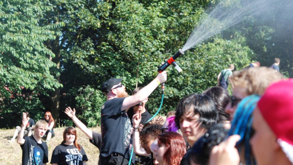 Ein kalter Schauer aus dem Wasserschlauch war für die Festivalbesucher eine willkommene Abkühlung. © Foto: Hoegen