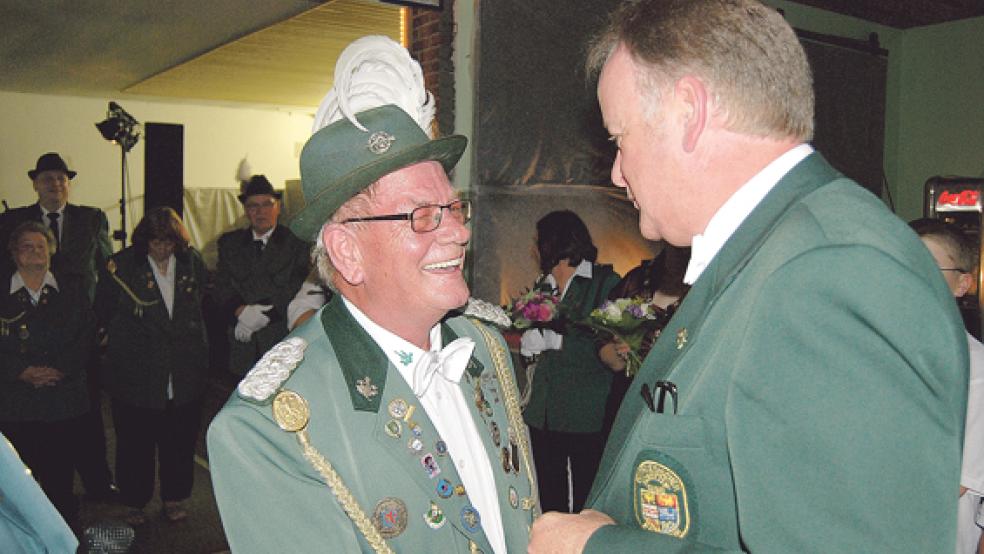 Ein strahlender König: Hilbert Bruins wird von Detlef Temmen proklamiert. © Foto: Hoegen