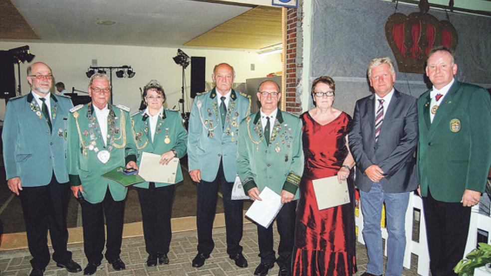 Nach der Ehrung: (von links) Kreisvorsitzender Arnold Hesse, Hilbert Bruins, Barbara Anders, Reent Reents, Heino Peter Fohrden und Jannette Fohrden, Bürgermeister Ludwig Sonnenberg und OSB-Präsident Detlef Temmen. © Foto: Hoegen