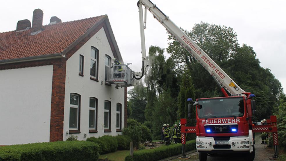 Bei einer Einsatzübung an der Wiesenstraße in Weener simulierte die Feuerwehr den Ernstfall. © Foto: Rand (Feuerwehr)