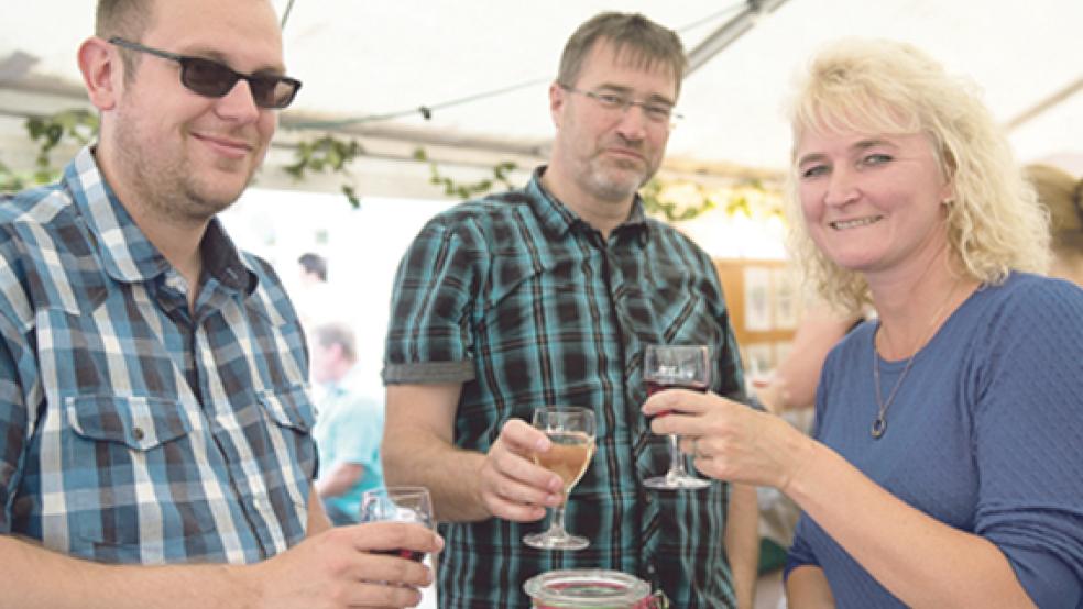 Rund um den Rebensaft: Beim Weinfest stießen viele Besucher mit einem guten Tropfen an, gönnten sich einen guten Happen oder genossen die Musik vom TMV Weener. © Fotos: Bruins