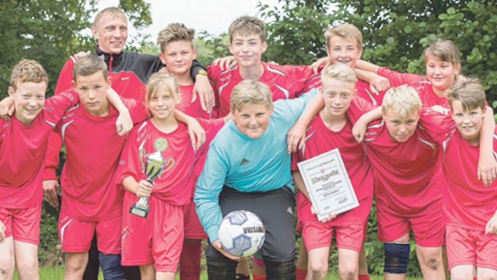 Die perfekte Saison haben die D-Junioren des SV Ems Jemgum gepielt. Zum Team gehören (obere Reihe v. l.) Trainer Andreas Frieling, Luca Barten, Sven Pals, Heiko Waddenberg, Deike Waddenberg, (untere Reihe v. l.) Jorden Krebs, Simon Wurps, Jana Frieling, Gerko Meyer, Marvin Frieling, Leon Kaput und Lukas Oberbüscher. © Fotos: Mentrup