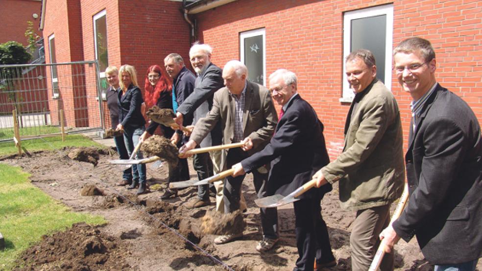 Freuen sich über den Mensa-Neubau an der Oberschule in Bunde (von rechts): Theo Saathoff, Gerald Sap, Bernhard Bramlage, Horst Kuhl, Arnold Venema, Karl Martens, Bianca Schröter, Mechthild Tammena und Frank Schmidt.  © Foto: Boelmann