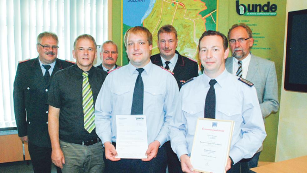 Ab dem 1. August wird in der Gemeinde Bunde Thomas Kempen (vorne rechts) Ortsbrandmeister der Ortsfeuerwehr Dollart sein, Andre Buß (links daneben) kommissarisch sein Stellvertreter. Bürgermeister Gerald Sap (vorne links) überreichte die Urkunde und das Schreiben. Mit auf dem Foto sind (von links) Gemeindebrandmeister Ingfried Battermann und sein Stellvertreter Peter Oltmanns, Abschnittsleiter Süd Ernst Berends (Kreisfeuerwehr) sowie Fachbereichsleiter Harm Watermülder. © Foto: Kuper