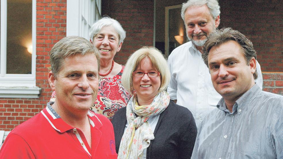 Der Vorsitzende der Bürgerinitiative »Rheiderland up Stee«, Jörg Reinema, und seine Stellvertreterin Henriette Remmers freuten sich über die Tipps von Rechtsanwältin Doris Vorloeper-Heinz sowie den unabhängigen Sachverständigen Peter Immekus und Andreas Mollinga (von links). © Foto: Szyska