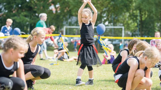 Kinder tanzen sich in  die Herzen