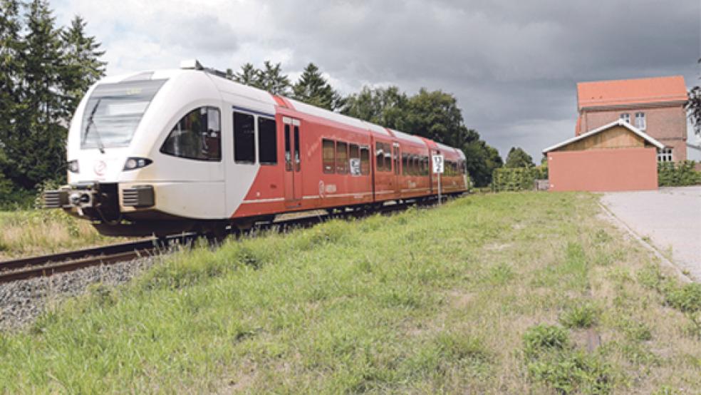 Die Bahn kommt nach Bunde - das steht fest. Nur wann und wo sie hält, das muss nun geklärt wird. Als Standort für den Haltepunkt wird von der Bahn mittlerweile der auf dem Bild zu sehende Bereich zwischen dem Bahnübergang Leegeweg und dem alten Bahnhofsgebäude favorisiert. Die Gemeinde müsste dann umplanen, hat aber bereits reagiert. © Archivfoto: Hanken