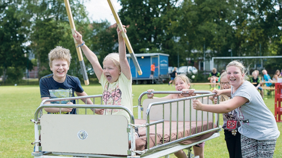 Richtig viel Spaß hatten die Mädchen und Jungen beim Kinderbettenrennen. Die Freude ist ihnen anzusehen. © Fotos: Bruins (3), Mentrup (7)