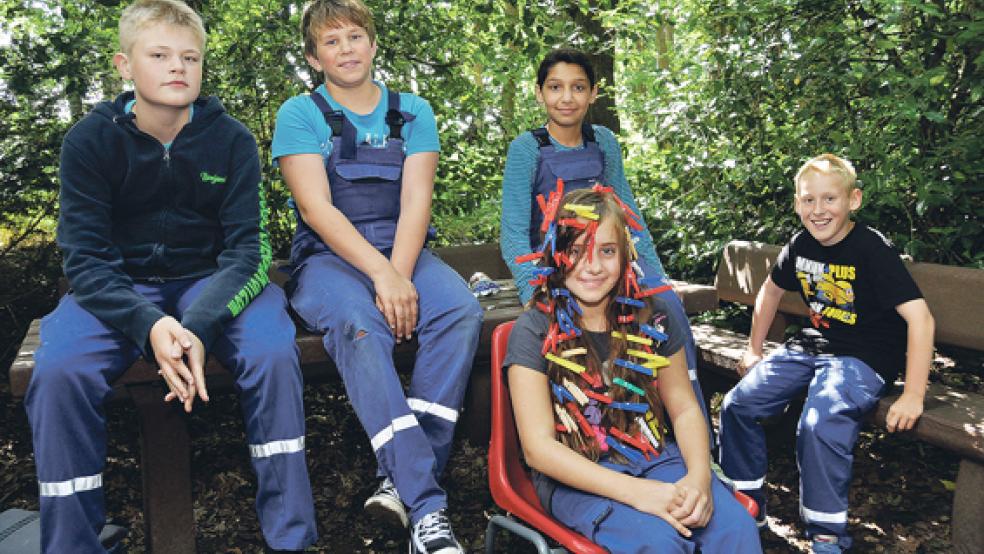 »Hairstyling« mit Wäscheklammern im Haar: Unser Foto zeigt das Team der Jemgumer Jugendfeuerwehr bei diesem Spiel. © Foto: Wolters