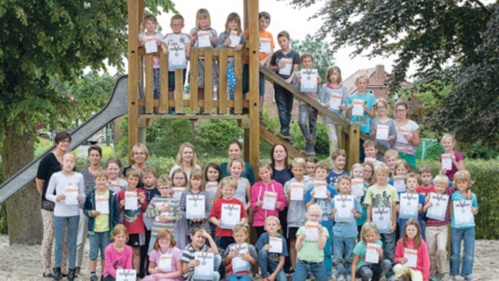 Alle Schülerinnen und Schüler der Grundschule Dollart haben in den vergangenen Monaten die Prüfungen für das Deutsche Sportabzeichen abgelegt. 36 Mädchen und Jungen haben bestanden. © Fotos: Mentrup