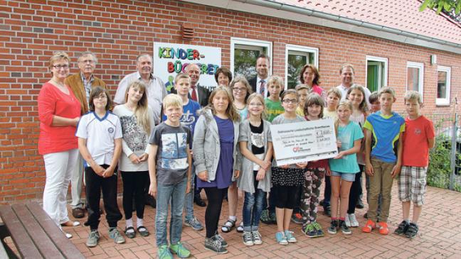 Hauptgewinn an Bücherei gespendet