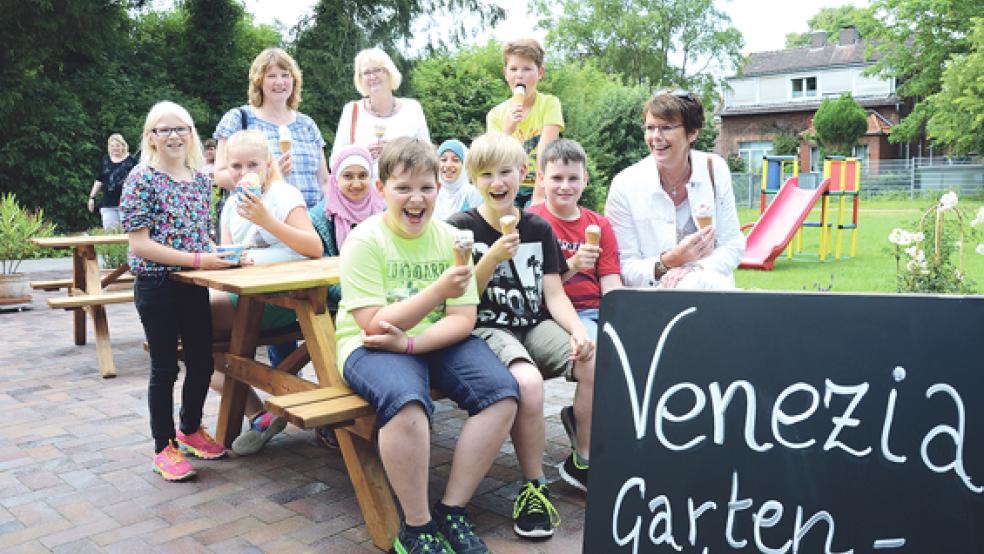 Statt der Schulbank drückten die ehemaligen Schüler von Angelika Bödeker (rechts) und Liane Ibsen (hinten, Mitte) lieber die Holzbänke auf der Gartenterrasse des Eiscafés »Venezia«. Johanne Pastoor (hinten links) hatte die ehemaligen Grundschüler aus Weener zu einem Wiedersehenstreffen mit Eisessen eingeladen.? © Fotos: Hanken