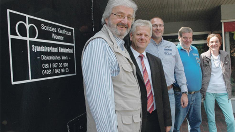 Freuen sich über die gefundene Lösung für das Soziale Kaufhaus: Diakonie-Koordinator Volker Kraft, Bürgermeister Ludwig Sonnenberg, Investor Gerrit Battermann sowie die Kaufhaus-Betreuer Friedrich und Susanne Röskens (von links). © Fotos: Szyska