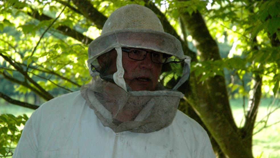 Auf das Fachwissen eines Imkers - im Bild Hartmut Manning aus Möhlenwarf - kann die Baumkomission der Stadt Weener in Zukunft nun doch zurückgreifen. © Foto: Szyska