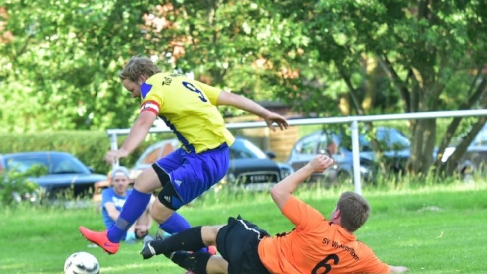 Voller Einsatz: Wymeers Henning Dreyer grätscht gegen Weeners Timo Gersema. © Foto: Bruins