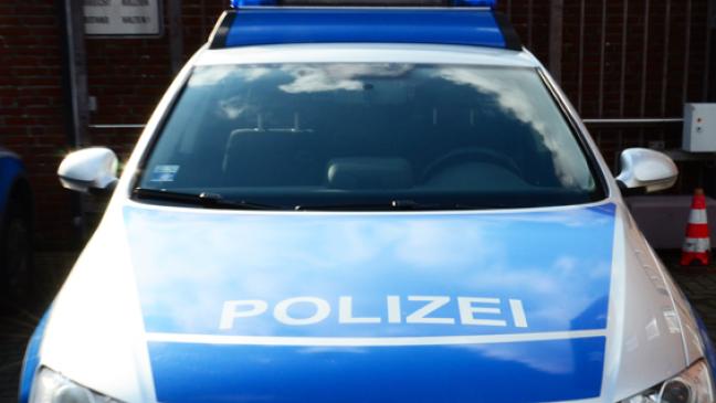 Sattelzug rutscht  in Graben