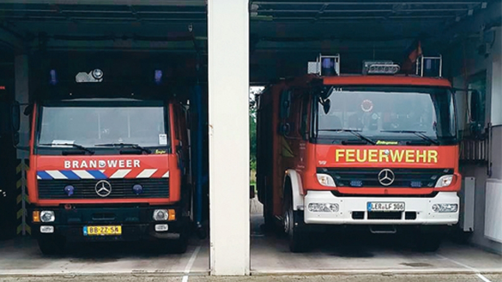In den Hallen der Feuerwehr Bunde steht nun neben einem Fahrzeug mit der Aufschrift »Feuerwehr« auch eines mit »Brandweer«. Die Bunder Brandbekämpfer mussten sich vorübergehend ein Fahrzeug aus den Niederlanden ausleihen. © Foto: privat