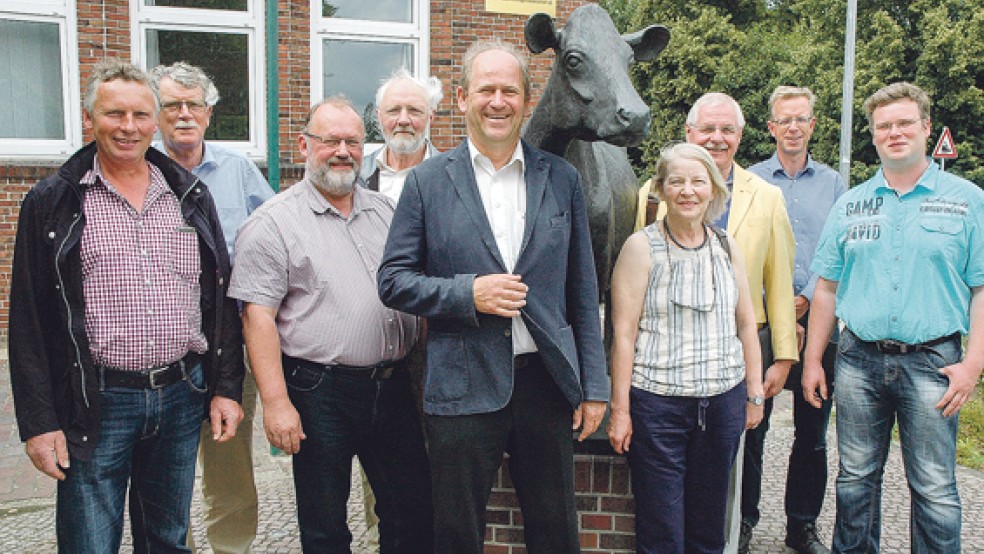 Der FDP-Landtagsabgeordnete Hermann Grupe (links neben der Kuh-Statue) besuchte auf seiner Sommertour den Kreisverband Leer des Landwirtschaftlichen Hauptvereins (LHV). Mit Weert Beening (LHV-Kreisvorstand, von links), dem ehemaligen Bundestagsabgeordneten Hans-Michael Goldmann, Kreislandwirt Justus Ackermann, dem FDP-Kreistagsabgeordneten Arnold Venema, der stellvertretenden FDP-Kreisvorsitzenden Johanna Venema, dem FDP-Kreisvorsitzenden Paul Vosseler, LHV-Kreisgeschäftsführer Rudolf Bleeker und Thorsten Bruns (LHV-Kreisvorstand) diskutierte er über aktuelle Agrar-Themen. © Foto: Szyska