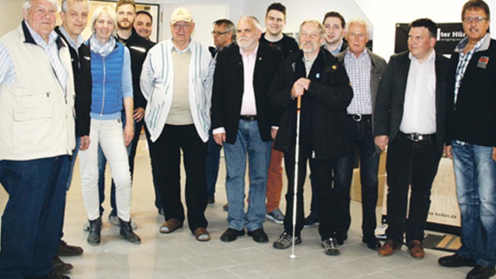 Der SPD-Ortsverein Weener-Kirchborgum schaute bei Hesse-Baustoffe in Weener hinter die Kulissen. Auf dem Foto von links: Meint Peters, Eduard Hesse, Insa Hesse, Theodor Erfkamp, Reinhard Leising, Kevin Brieger, Werner Groen, Nico Bloem, Peter Woltermann, Rainer Leising und Friederich Sap. © Foto: privat