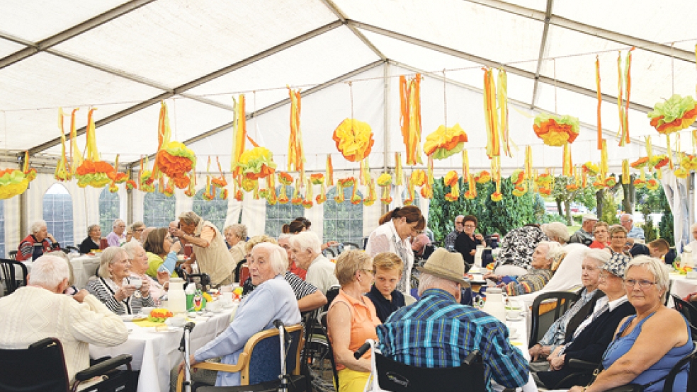 In einem buntgeschmückten Zelt und mit einem riesigen Kuchenbuffet begrüßten die Seniorenheime Korte ihre Gäste und den Sommer. © Fotos: Himstedt