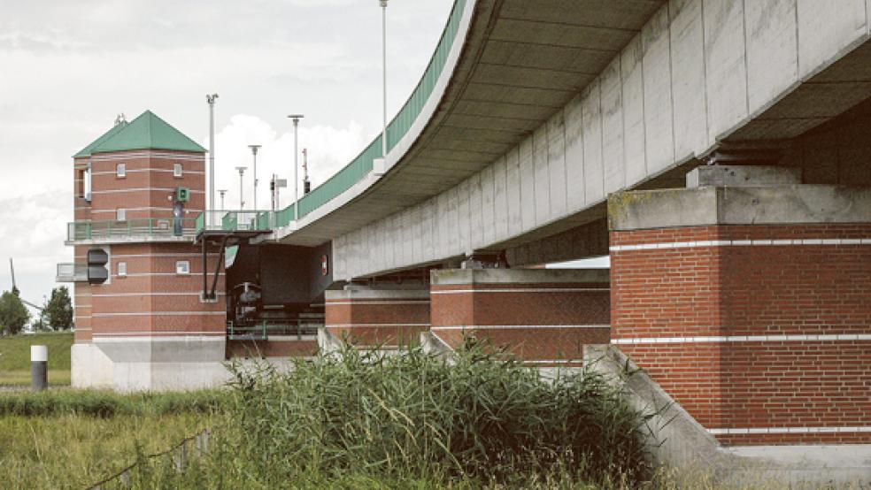 Die Jann-Berghaus-Brücke bei Bingum ist in der Nacht zu Donnerstag mit einem neuen Verriegelungszylinder ausgestattet worden. © Foto: Szyska