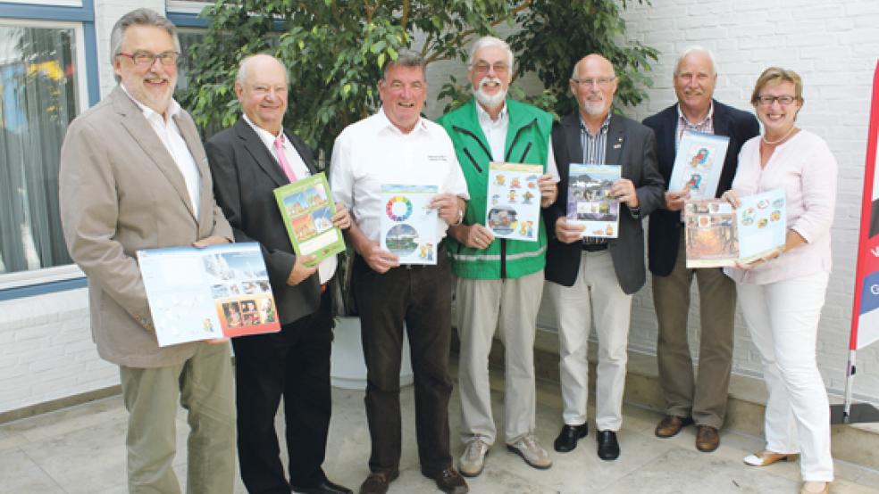 Sorgen für mehr Sicherheit auf den Straßen: Die Vertreter der Verkehrswachten (von links) Hans-Jürgen Dieken (Aurich), Karl-Heinz Jesionek (Gebietsbeauftragter für Ostfriesland), Diedrich Draeger (Emden), Wibrandus Reddingius (Leer), Hajo Reershemius (Norden) und Klaus Wilbers (Wittmund) sowie die Pressesprecherin der Brandkasse Signe Foetzki.  © Foto: Jürgens
