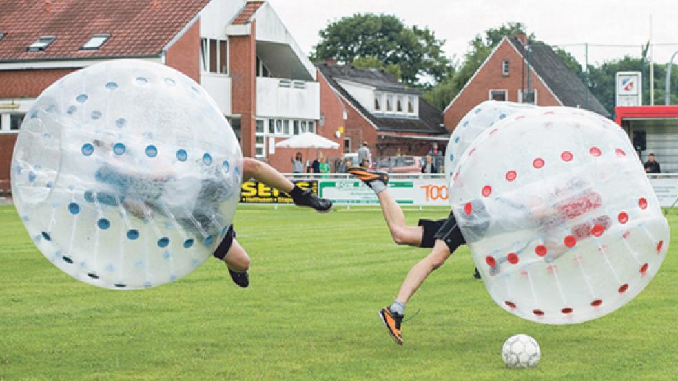 Und Abflug: Nach dem Zusammenprall befördert es diese beiden Spieler in die Luft. © Fotos: Schulte (2), Mentrup (3)