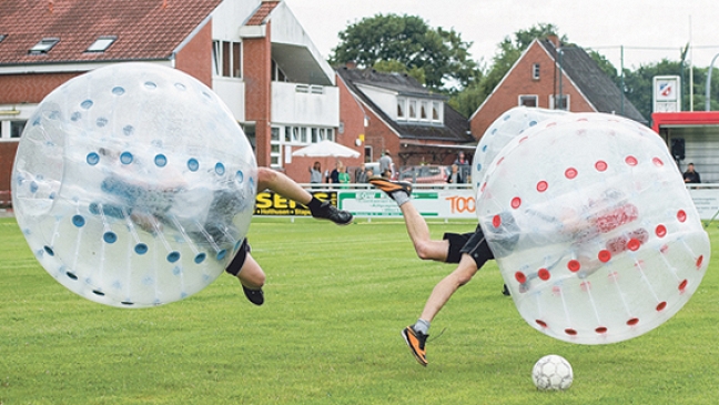 Das Rheiderland fliegt auf Bubble-Soccer