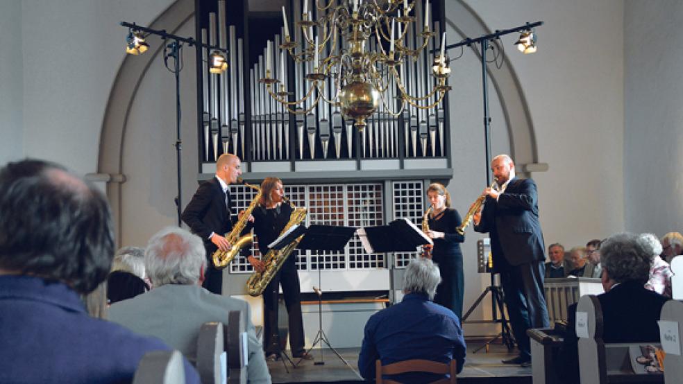 »clair-obscur« in der Ditzumer Kirche: (von links) Christoph Enzel (Tenorsaxophon), Kathi Wagner (Baritonsaxophon, Maike Krullmann (Altsaxophon) und Jan Schulte Bunert (Oboe). © Fotos: Himstedt