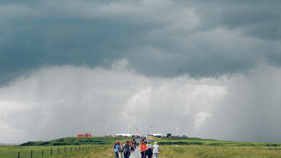 Dunkle Wolken über der Bohrinsel: Schon 2009 hatte das Kreierrennen mit schlechtem Wetter zu kämpfen. Doch in der Vergangenheit wurde die Veranstaltung nur ein Mal wegen Kälte abgesagt. © Archivfoto: Kuper