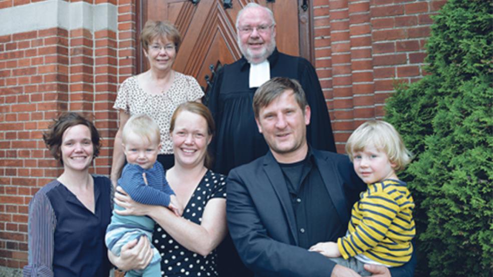 Pastor Egbert Zager im Kreise seiner Liebsten: (von links) Antje Zager und ihre Mutter Elsbeth. Wiebke Zager mit Söhnchen Janko und Lebensgefährten Martin Erbmann mit Sohnemann Béla.  © 