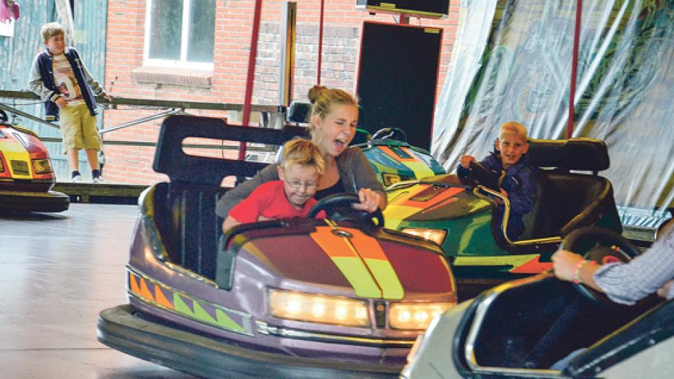 Auf viele Attraktionen können sich wieder die Müggenmarkt-Besucher in Jemgum freuen. Auch ein »Autoscooter« ist wie im Vorjahr mit dabei. Besonders beliebt dürften die Karussell-Freikarten für Kinder sein. © Foto: RZ-Archiv 