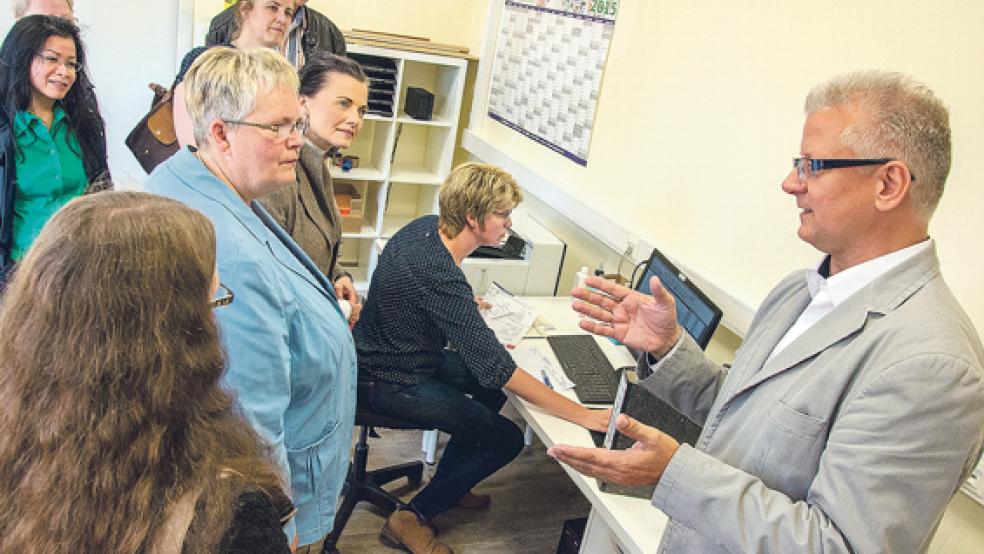 Alles genau erklären ließ sich die CDU-Delegation um die Bundestagsabgeordnete Gitta Connemann (Dritte von rechts) und Vorsitzende des Stadtverandes Hildegard Hinderks (vierte von rechts) vom Firmenchef von Scan-Service Center Nord-West Joachim Wenke (rechts). © Foto: de Winter