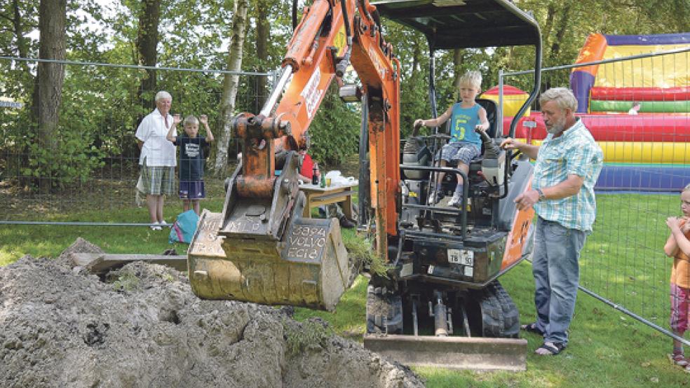 Wenn ich groß bin, möchte ich Baggerfahrer werden: Beim 18. Dörpfest am Samstag in Boen können Kinder diesen Wunsch schon jetzt in die Tat umsetzen. © Foto: Himstedt