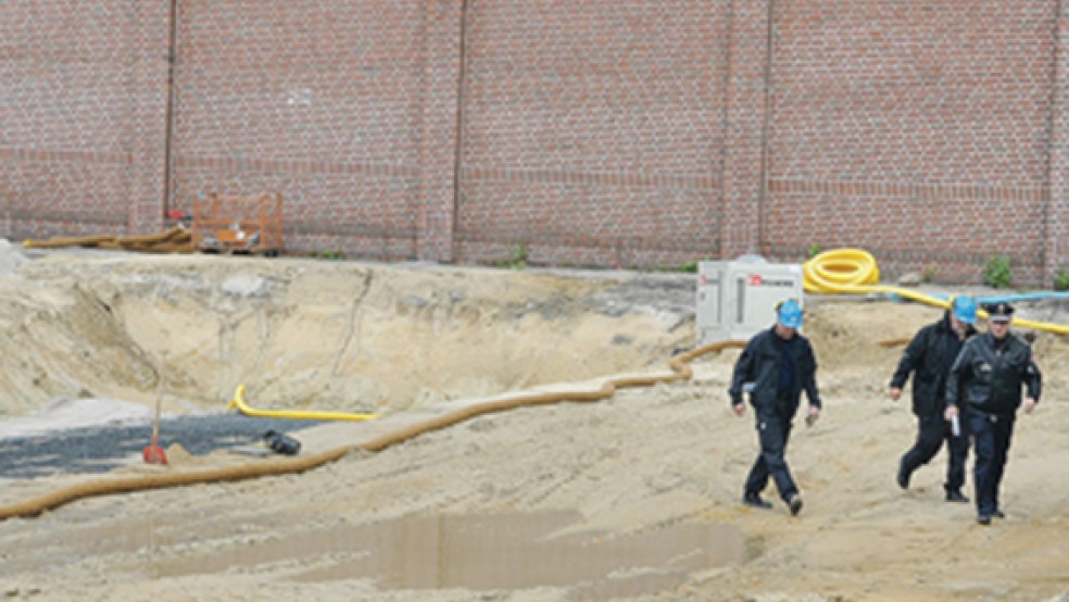 Der Fundort der Fliegerbombe. Direkt neben dem roten Spaten (links), in gelbem Bausand, wurde sie gefunden. © Foto: Wolters