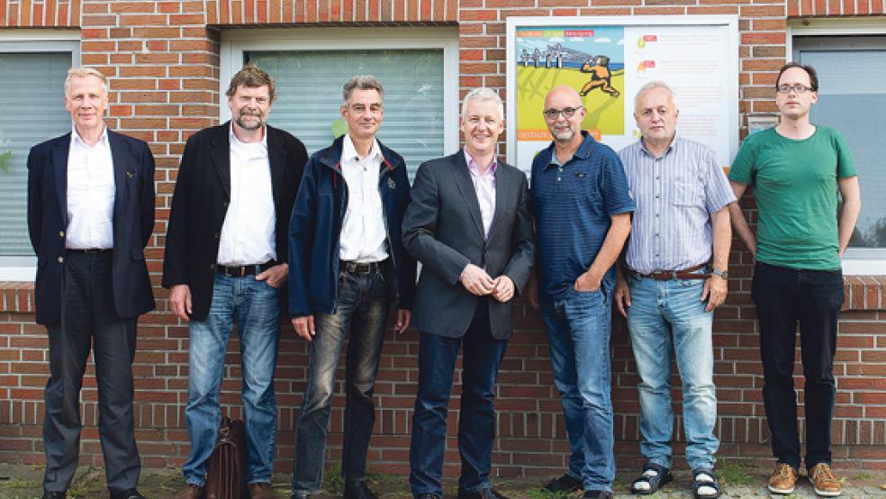 Informationen über das Biogas-Kläranlagenprojekt aus erster Hand. Von links die Ingenieure Christoph Graf von Waldersee und Uwe Peters (arbeiten beide in China), Kaufmännischer Geschäftsführer Oliver Faltus, Europaabgeordneter Matthias Groote, die vertretungsberechtigten Geschäftsführer Martin Refle und Konrad Kruse sowie Simon Ulferts. © Foto: privat