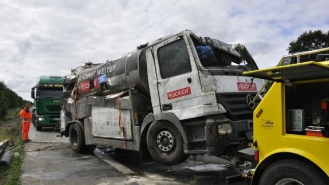 Milchlaster kippt in Graben an A 28