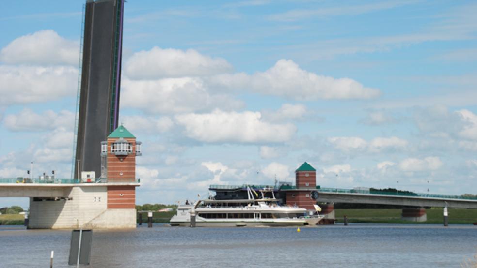 Die Jann-Berghaus-Brücke ist wieder für die Schifffahrt geöffnet. Nach intensiver Fehlersuche haben Fachleute offenbar die Ursache für die Störungsmeldungen gefunden.  © Archivfoto: Hanken